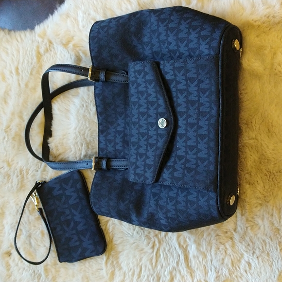 Two piece Michael kors tote with matching wristlet. - Picture 3 of 16